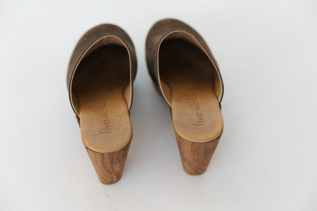 Five Worlds Size 8 Brown Shoes