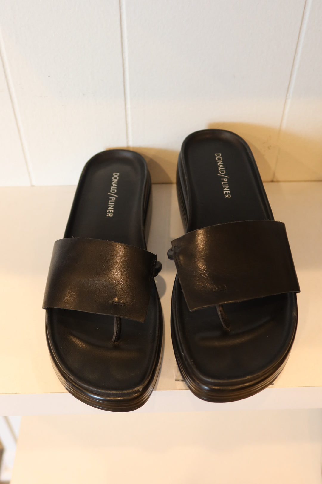 Donald Pliner Size 8 Black Shoes